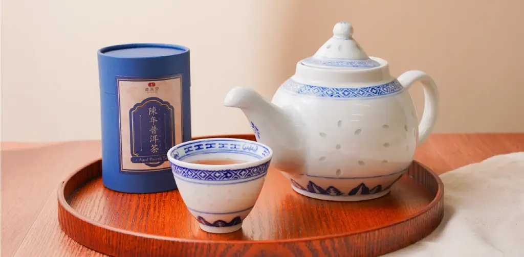 YouTuberロン毛メガネが香港伝統茶器「青花玲瓏」と熟茶「陳年普洱茶」で紡ぐ、現代の“漢方的セルフケア”をモダンに昇華。漢方養生ブランド澄善堂より3周年を記念して「澄の刻セット」が登場。 画像 2