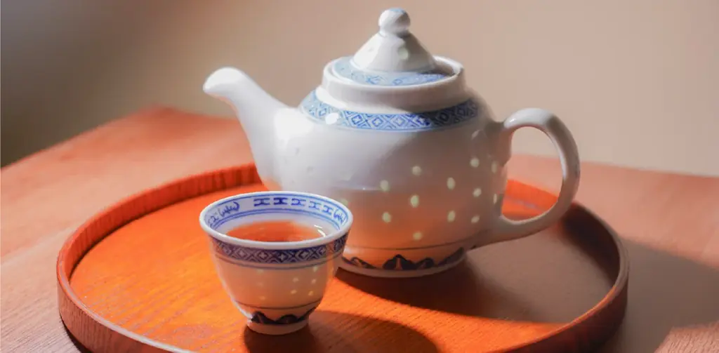 YouTuberロン毛メガネが香港伝統茶器「青花玲瓏」と熟茶「陳年普洱茶」で紡ぐ、現代の“漢方的セルフケア”をモダンに昇華。漢方養生ブランド澄善堂より3周年を記念して「澄の刻セット」が登場。 画像 3