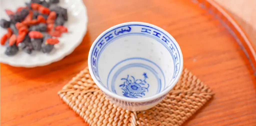 YouTuberロン毛メガネが香港伝統茶器「青花玲瓏」と熟茶「陳年普洱茶」で紡ぐ、現代の“漢方的セルフケア”をモダンに昇華。漢方養生ブランド澄善堂より3周年を記念して「澄の刻セット」が登場。 画像 4