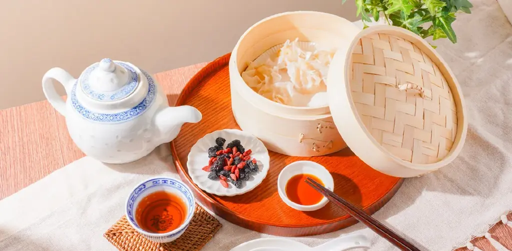 YouTuberロン毛メガネが香港伝統茶器「青花玲瓏」と熟茶「陳年普洱茶」で紡ぐ、現代の“漢方的セルフケア”をモダンに昇華。漢方養生ブランド澄善堂より3周年を記念して「澄の刻セット」が登場。 画像 5