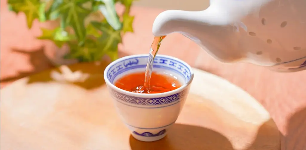 YouTuberロン毛メガネが香港伝統茶器「青花玲瓏」と熟茶「陳年普洱茶」で紡ぐ、現代の“漢方的セルフケア”をモダンに昇華。漢方養生ブランド澄善堂より3周年を記念して「澄の刻セット」が登場。 画像 9