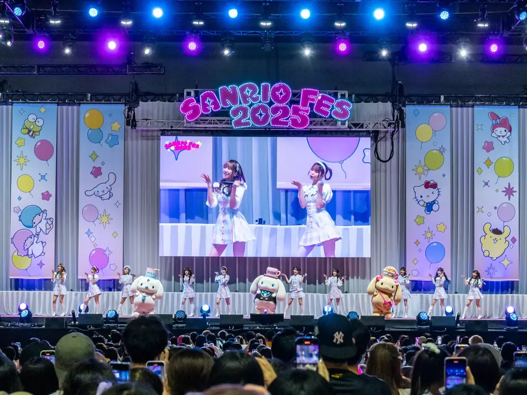 =LOVE 「SANRIO FES 2025」 出演!話題の新曲 『とくべチュ、して』 に加え、サンリオキャラクターとの可愛いコラボパフォーマンスも披露! 画像 2