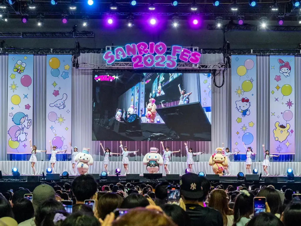 =LOVE 「SANRIO FES 2025」 出演!話題の新曲 『とくべチュ、して』 に加え、サンリオキャラクターとの可愛いコラボパフォーマンスも披露! 画像 3
