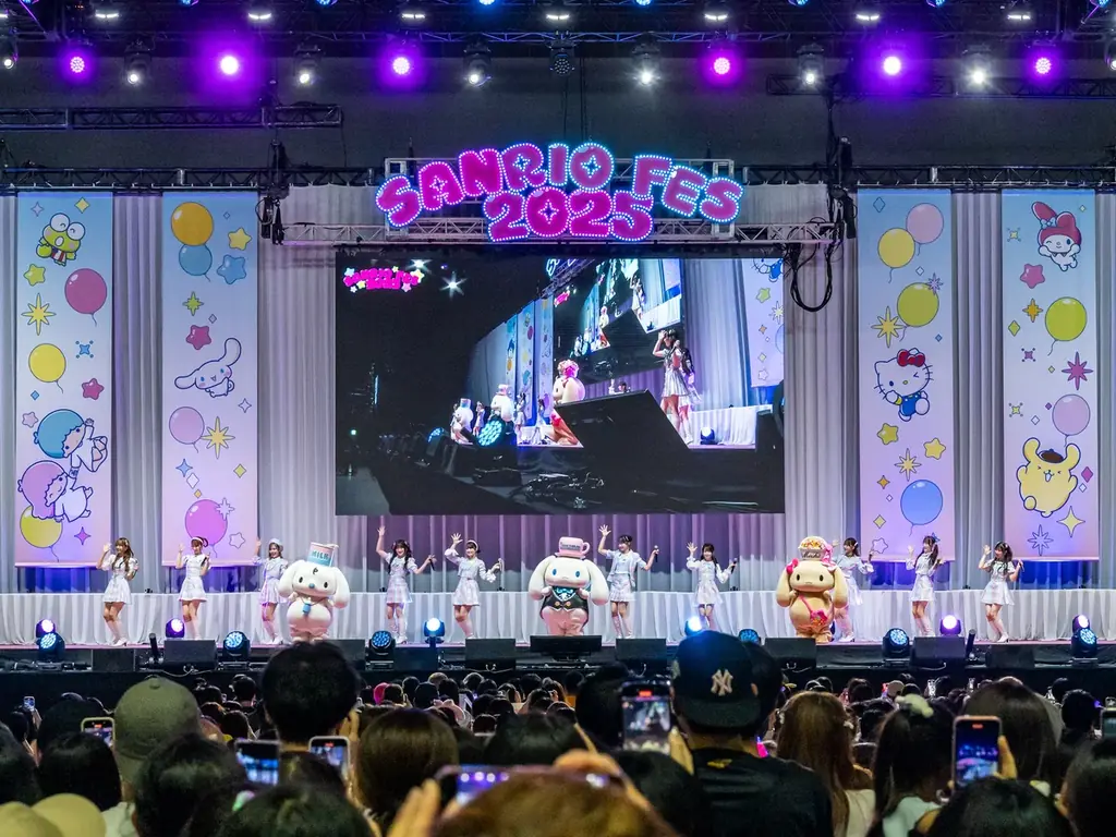 =LOVE 「SANRIO FES 2025」 出演!話題の新曲 『とくべチュ、して』 に加え、サンリオキャラクターとの可愛いコラボパフォーマンスも披露! 画像 4