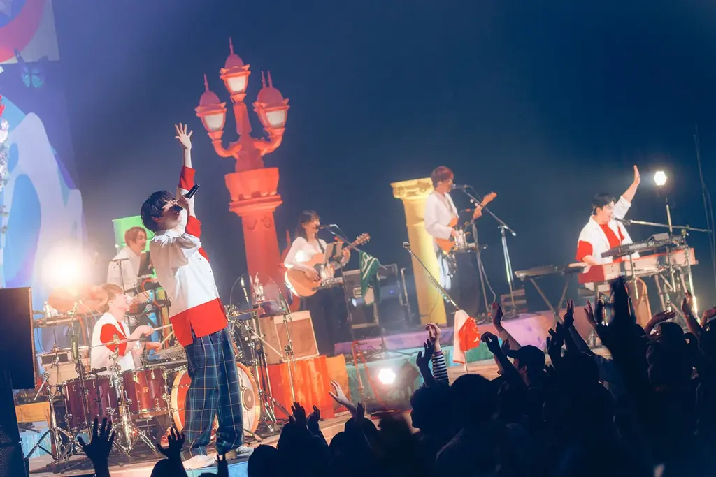 sumikaの全国ツアーより最終日のさいたまスーパーアリーナ公演の模様を8月9日(土)にWOWOWで放送・配信決定！またツアー密着映像＆メンバーインタビューを収めた特別番組もお届けし2カ月連続で特集！ 画像 2