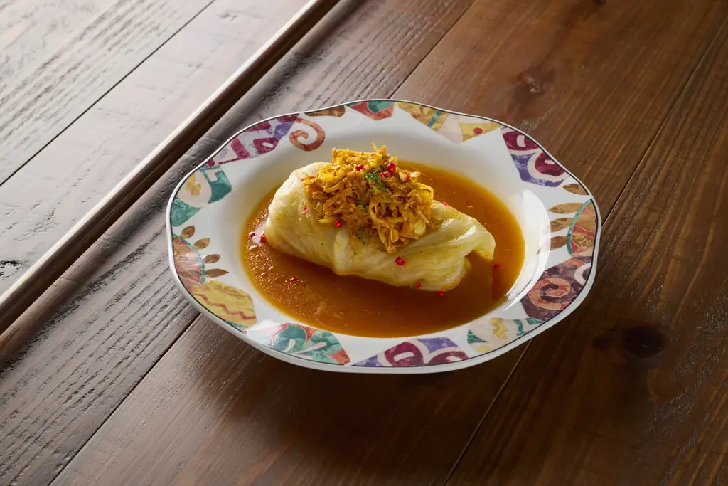 《TVでも紹介 ロールキャベツ専門店 and Roll》夏季限定メニューとして新作「カレー・ロールキャベツ」を発売！〜スパイス香る、とろけるキャベツ。夏の食欲に火をつける、新感覚ロールキャベツ登場〜 画像 2