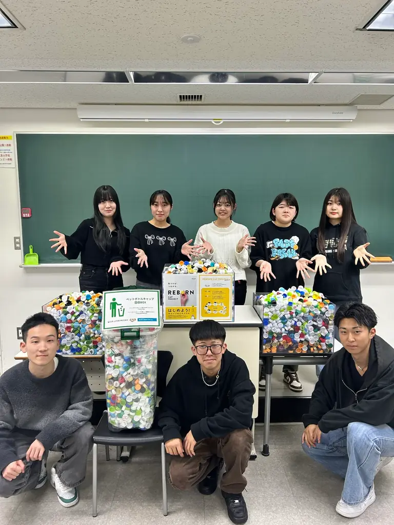 福岡 麻生公務員専門学校福岡校 ペットボトルキャップ回収を通じた循環型社会への貢献 ― 日本山村硝子株式会社による特別講演を実施 画像 2