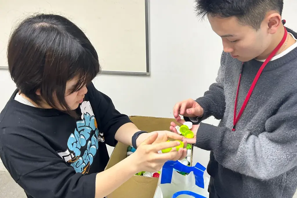福岡 麻生公務員専門学校福岡校 ペットボトルキャップ回収を通じた循環型社会への貢献 ― 日本山村硝子株式会社による特別講演を実施 画像 4
