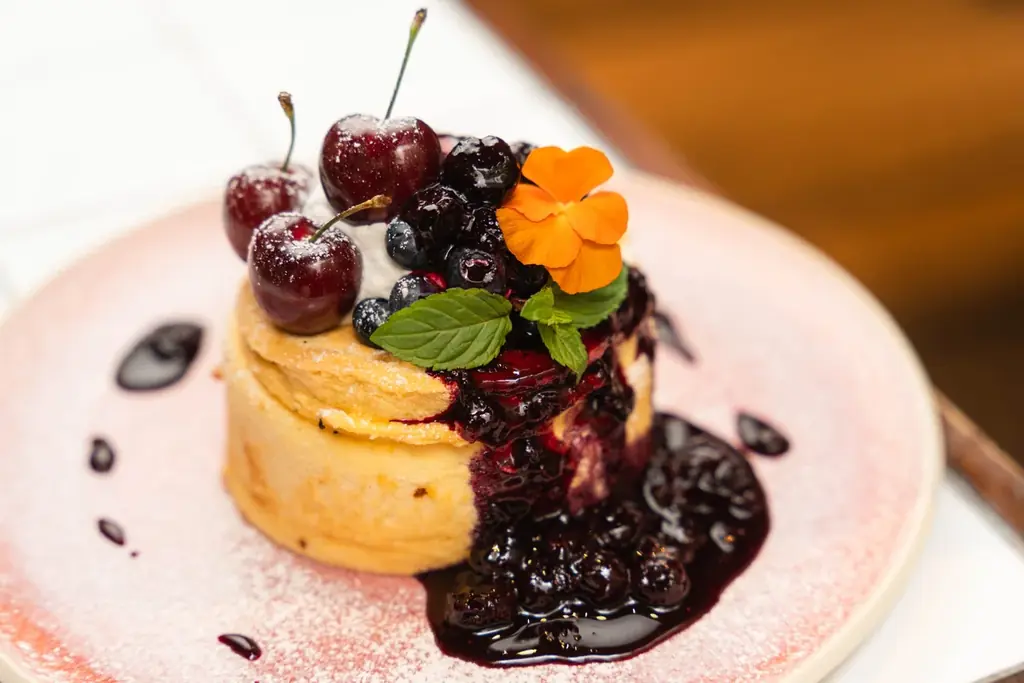 “ひと口で恋の予感♡” ふわしゅわ食感と旬果にときめく、ブルーベリー＆チェリーの期間限定スイーツ｜そらグループ3店舗で提供開始 画像 2