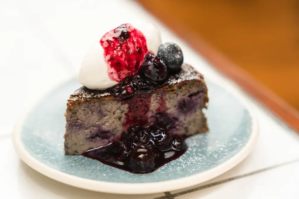 “ひと口で恋の予感♡” ふわしゅわ食感と旬果にときめく、ブルーベリー＆チェリーの期間限定スイーツ｜そらグループ3店舗で提供開始 画像 3