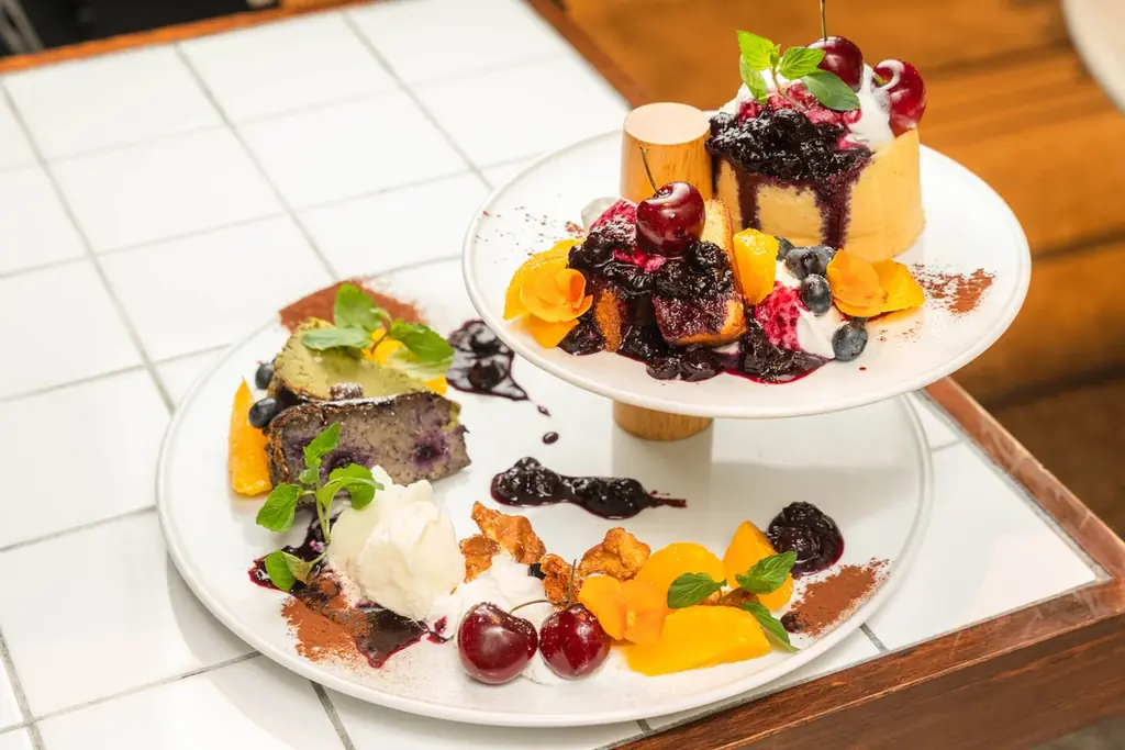 “ひと口で恋の予感♡” ふわしゅわ食感と旬果にときめく、ブルーベリー＆チェリーの期間限定スイーツ｜そらグループ3店舗で提供開始 画像 4