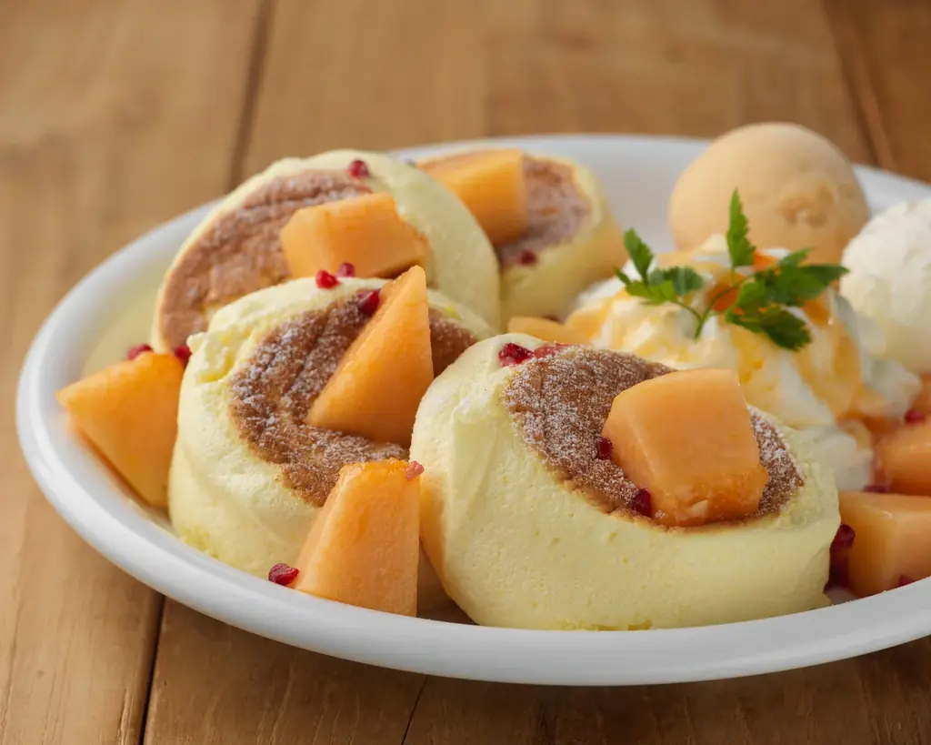 【ドレモルタオ】新作メニュー公開！7月限定の北海道メロンをふんだんに使用した新作パンケーキや、ももを丸ごと使用したパルフェなど、旬の素材を贅沢に使用。 画像 1