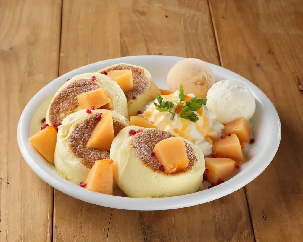 【ドレモルタオ】新作メニュー公開！7月限定の北海道メロンをふんだんに使用した新作パンケーキや、ももを丸ごと使用したパルフェなど、旬の素材を贅沢に使用。 画像 2