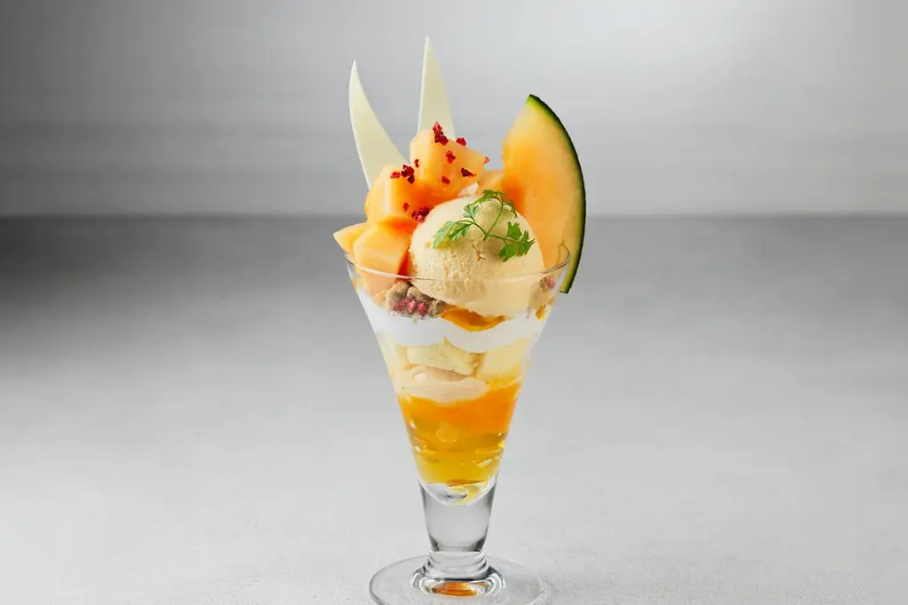 【ルタオパトス】北海道産の赤肉メロンの魅力を贅沢に味わう、この夏限定の新作パフェが2025年7月1日より販売開始。 画像 1