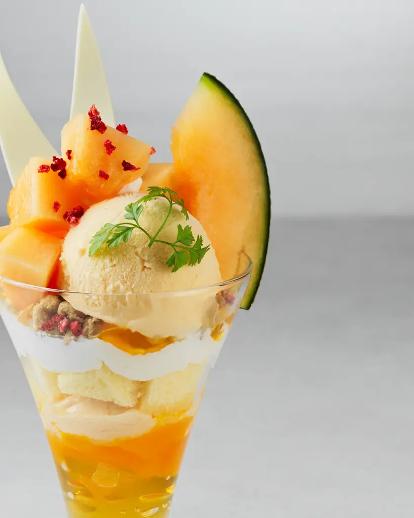 【ルタオパトス】北海道産の赤肉メロンの魅力を贅沢に味わう、この夏限定の新作パフェが2025年7月1日より販売開始。 画像 2