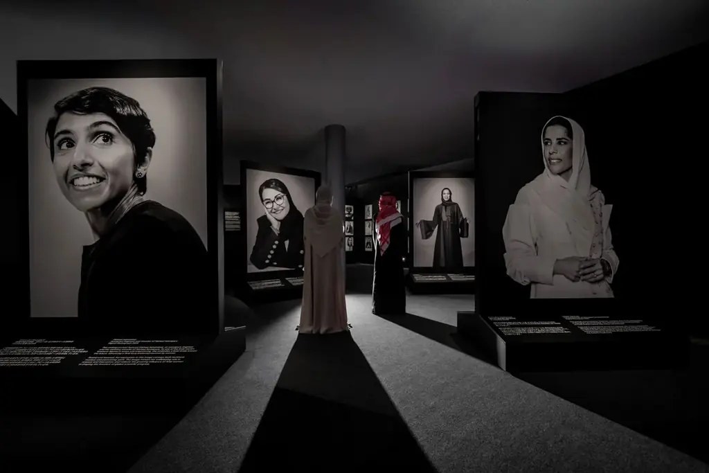 2025年6月開催「Her Influence」写真展で見るサウジ女性の挑戦と成功