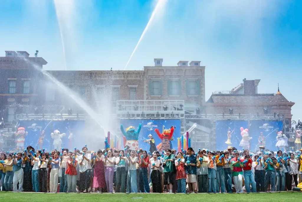 今年の夏は“COOLに超えろ!!”ユニバーサル・スタジオ・ジャパンの夏が明日 ７月１日（火）開幕伊藤沙莉さんがオープニング・セレモニーに登場し、暑さを吹き飛ばす“びしょ濡れ”演出で開幕を宣言！ 画像 1