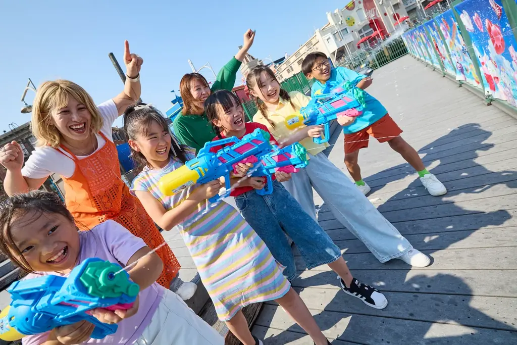 今年の夏は“COOLに超えろ!!”ユニバーサル・スタジオ・ジャパンの夏が明日 ７月１日（火）開幕伊藤沙莉さんがオープニング・セレモニーに登場し、暑さを吹き飛ばす“びしょ濡れ”演出で開幕を宣言！ 画像 7