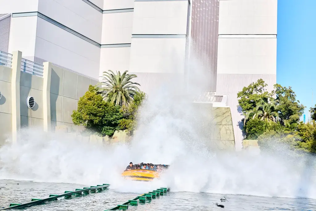 今年の夏は“COOLに超えろ!!”ユニバーサル・スタジオ・ジャパンの夏が明日 ７月１日（火）開幕伊藤沙莉さんがオープニング・セレモニーに登場し、暑さを吹き飛ばす“びしょ濡れ”演出で開幕を宣言！ 画像 8