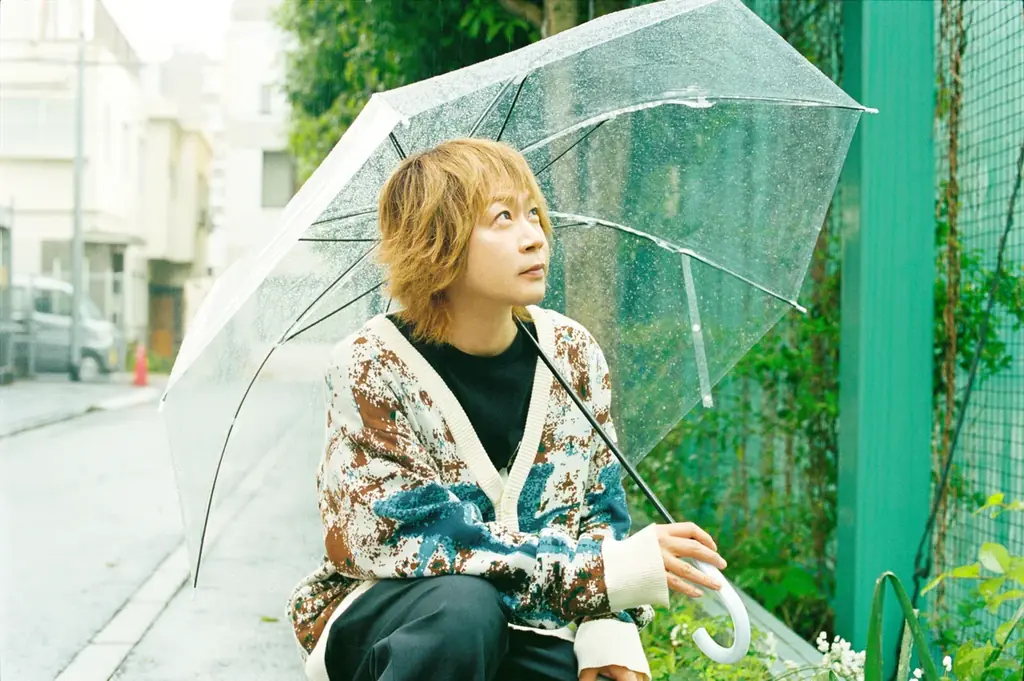 2025年8月22日発売！太志と川島小鳥の詩写真集『同じ窓から見た違う月』
