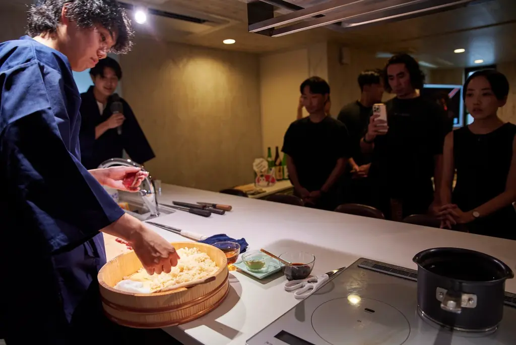 白鶴酒造とのコラボによるインバウンド向け寿司作り体験コース「EMI（咲）」をリリース 画像 4