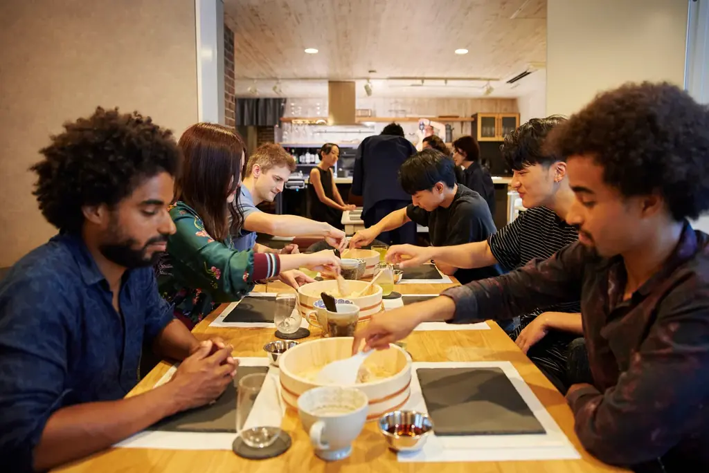 白鶴酒造とのコラボによるインバウンド向け寿司作り体験コース「EMI（咲）」をリリース 画像 6