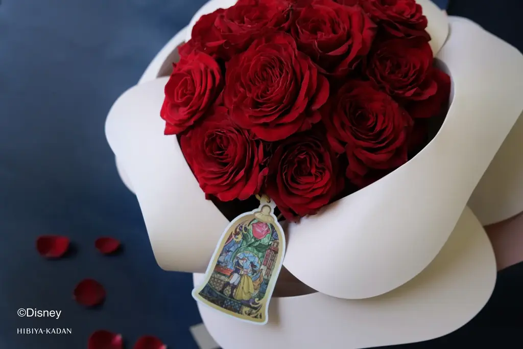 7月7日は愛を贈る七夕。ディズニー・アニメーション映画『美女と野獣』の世界観を表現した「真実の愛」を象徴する深紅のバラのブーケなど、4種のフラワーギフトを日比谷花壇店頭で期間限定販売。 画像 2
