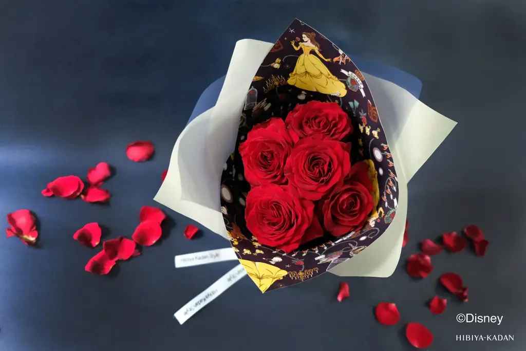 7月7日は愛を贈る七夕。ディズニー・アニメーション映画『美女と野獣』の世界観を表現した「真実の愛」を象徴する深紅のバラのブーケなど、4種のフラワーギフトを日比谷花壇店頭で期間限定販売。 画像 3