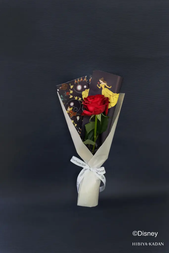 7月7日は愛を贈る七夕。ディズニー・アニメーション映画『美女と野獣』の世界観を表現した「真実の愛」を象徴する深紅のバラのブーケなど、4種のフラワーギフトを日比谷花壇店頭で期間限定販売。 画像 4