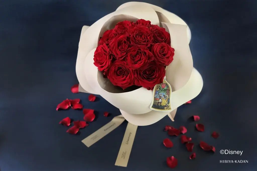 7月7日は愛を贈る七夕。ディズニー・アニメーション映画『美女と野獣』の世界観を表現した「真実の愛」を象徴する深紅のバラのブーケなど、4種のフラワーギフトを日比谷花壇店頭で期間限定販売。 画像 6
