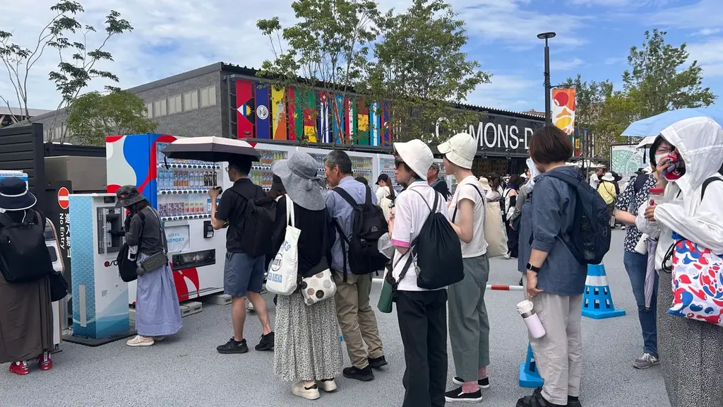 大阪・関西万博会場給水回数400万回突破！「ステハジ」熱中症対策アドバイザーが、会場内給水サポート時に熱中症啓発も実施！ 画像 2