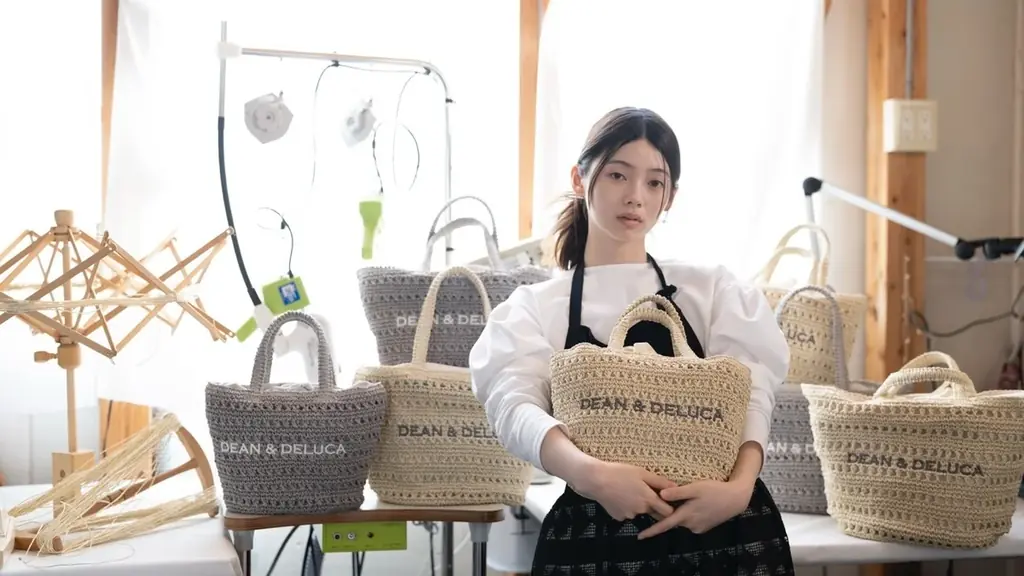 BEAMS COUTURE クロッシェバスケットバッグM（保冷バッグ付き） DEAN & DELUCA】よりBEAMS COUTUREとのコラボによる手編みバッグ