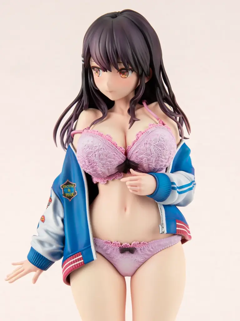 大人気イラストレーター、緒方てい先生が描く『スカジャン彼女はクールでいたい! 神楽京香』がフィギュアで登場。あみあみ限定でご案内中。 画像 13
