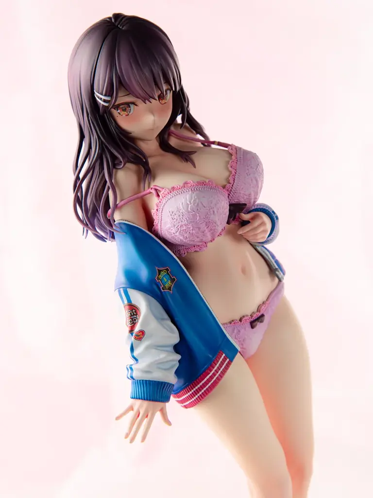 大人気イラストレーター、緒方てい先生が描く『スカジャン彼女はクールでいたい! 神楽京香』がフィギュアで登場。あみあみ限定でご案内中。 画像 16