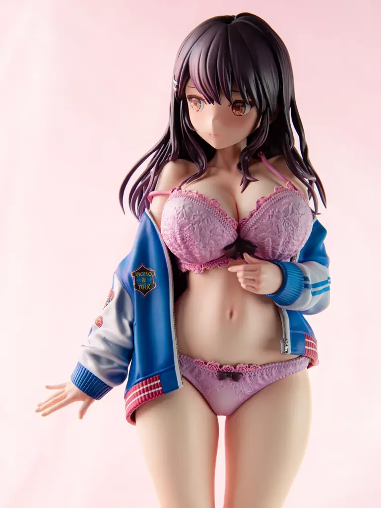 大人気イラストレーター、緒方てい先生が描く『スカジャン彼女はクールでいたい! 神楽京香』がフィギュアで登場。あみあみ限定でご案内中。 画像 17