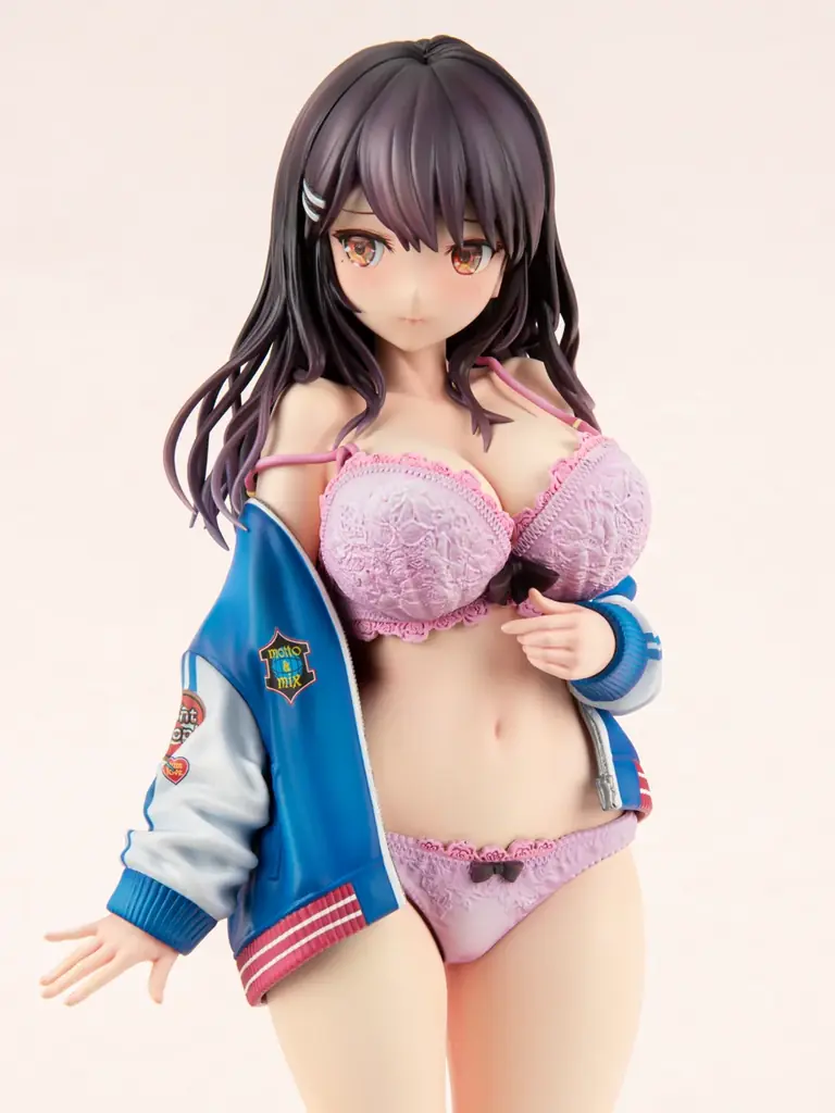 大人気イラストレーター、緒方てい先生が描く『スカジャン彼女はクールでいたい! 神楽京香』がフィギュアで登場。あみあみ限定でご案内中。 画像 2