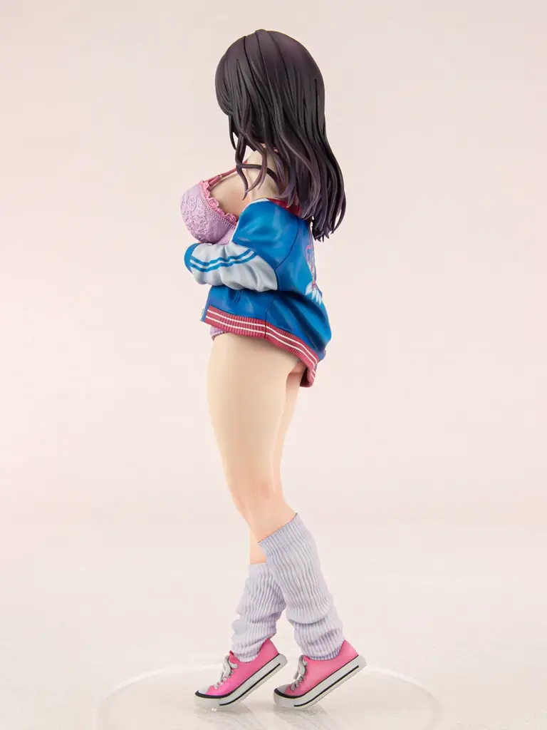 大人気イラストレーター、緒方てい先生が描く『スカジャン彼女はクールでいたい! 神楽京香』がフィギュアで登場。あみあみ限定でご案内中。 画像 7