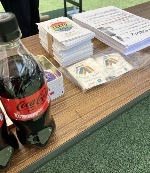 ファミリーマートとコカ・コーラ ボトラーズジャパン 関大万博フェスタ～巡縁祭～「KANDAI RAINBOW DAY」に協同出展　LGBTQへの理解を促進するためのオリジナルステッカーを配布 画像 2