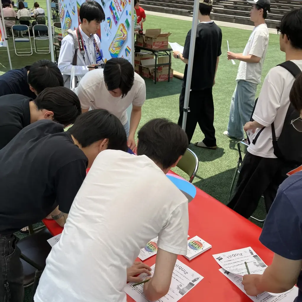 ファミリーマートとコカ・コーラ ボトラーズジャパン 関大万博フェスタ~巡縁祭~「KANDAI RAINBOW DAY」に協同出展 LGBTQへの理解を促進するためのオリジナルステッカーを配布 画像 3