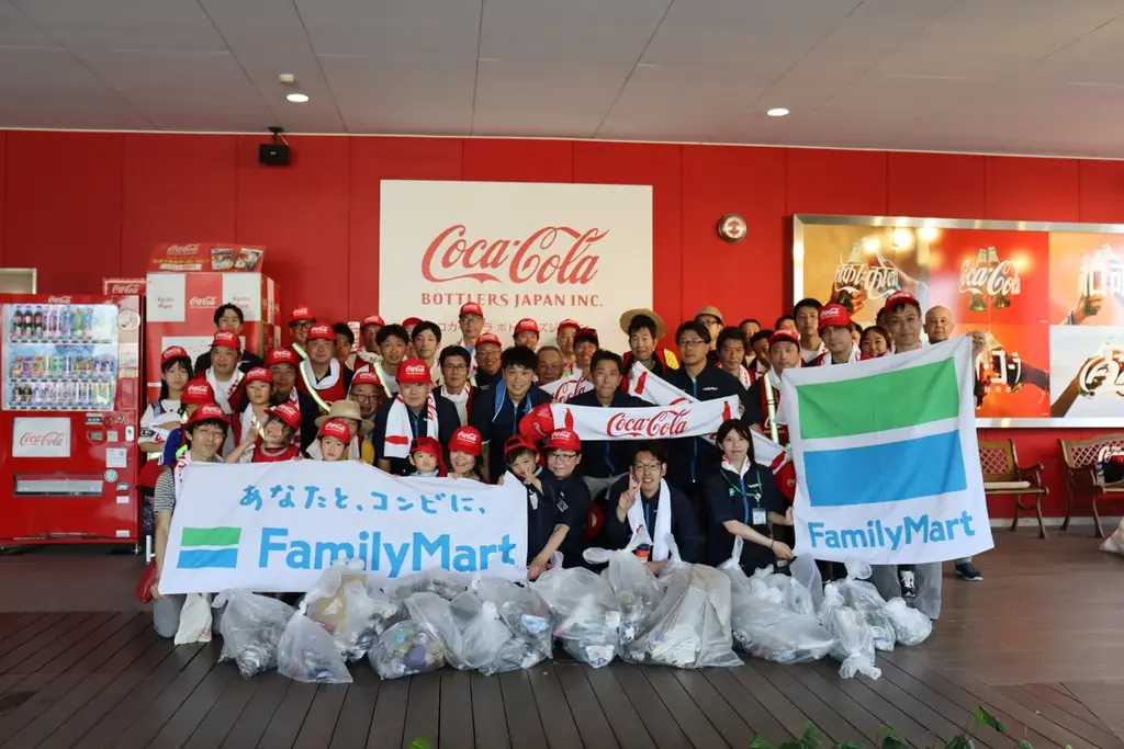 ファミリーマートとコカ・コーラ ボトラーズジャパン、「茶流彩彩 コーン茶 600ml」製造工場周辺で清掃活動を実施　清掃活動を通じて資源循環を認識 画像 4