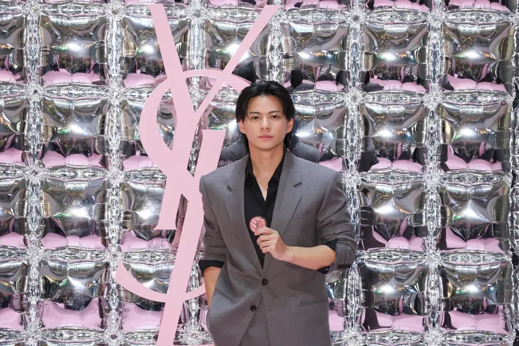 【YSL BEAUTY】「YSL メイクミーブラッシュ パウダー」チークがポイントの、夏にぴったりなメンズメイクでアンバサダー平野紫耀さん(Number_i)が登場 画像 1