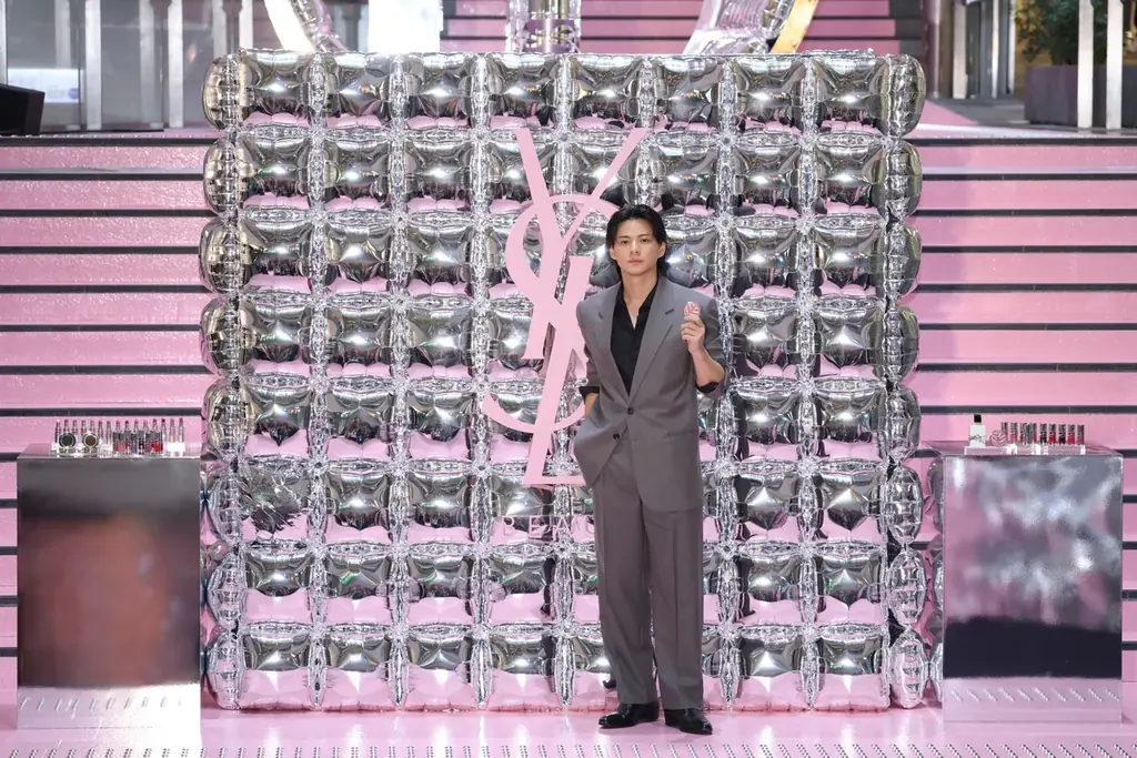 【YSL BEAUTY】「YSL メイクミーブラッシュ パウダー」チークがポイントの、夏にぴったりなメンズメイクでアンバサダー平野紫耀さん(Number_i)が登場 画像 2