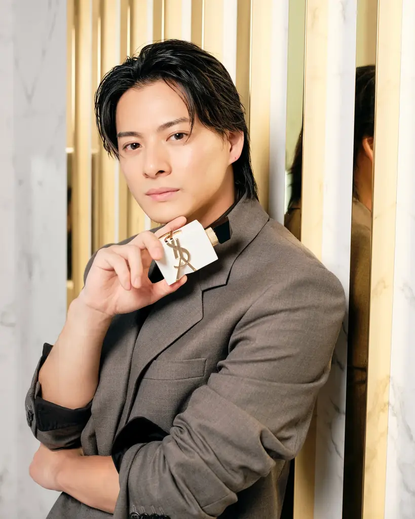【YSL BEAUTY】「YSL メイクミーブラッシュ パウダー」チークがポイントの、夏にぴったりなメンズメイクでアンバサダー平野紫耀さん(Number_i)が登場 画像 4