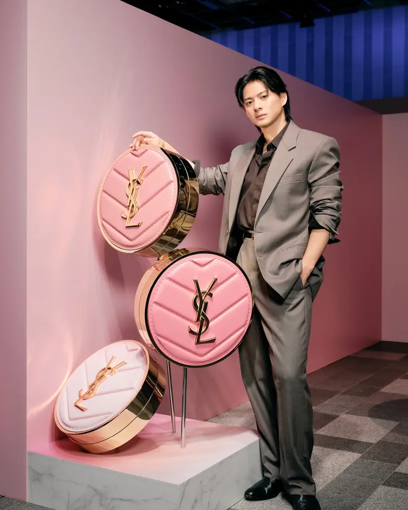 【YSL BEAUTY】「YSL メイクミーブラッシュ パウダー」チークがポイントの、夏にぴったりなメンズメイクでアンバサダー平野紫耀さん(Number_i)が登場 画像 5