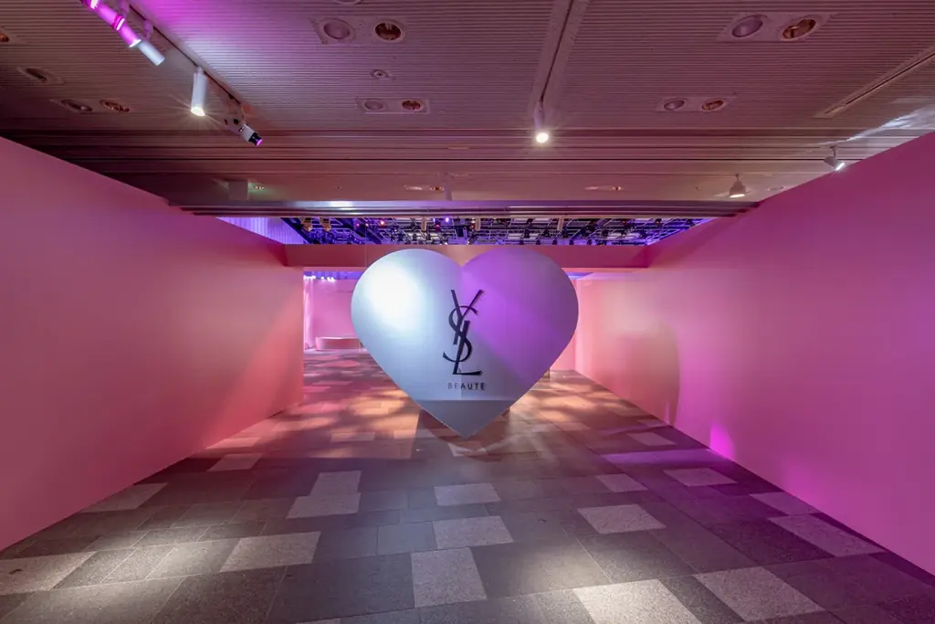 【YSL BEAUTY】「YSL メイクミーブラッシュ パウダー」チークがポイントの、夏にぴったりなメンズメイクでアンバサダー平野紫耀さん(Number_i)が登場 画像 8