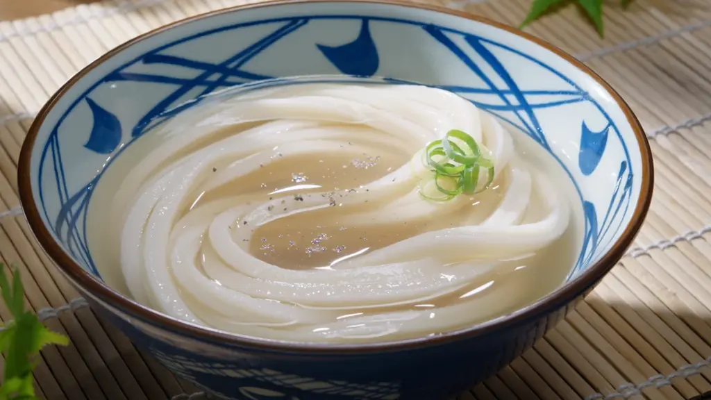 丸亀製麺の新たな挑戦。 丸亀製麺史上初！ 打ち立てうどんを引き立てる昆布とホタテの旨みたっぷり “塩だし” 新作『冷たーい旨塩うどん』3種が登場 520円から 画像 5