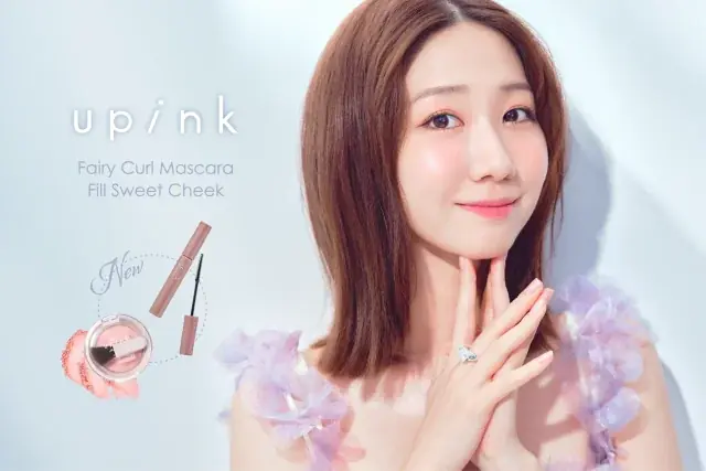 柏木由紀プロデュースコスメブランド「upink」アイドル級カールマスカラのロングタイプと、“アプリコット×青ラメ”で夏色ほっぺを叶える新色チークが限定登場！ 画像 1