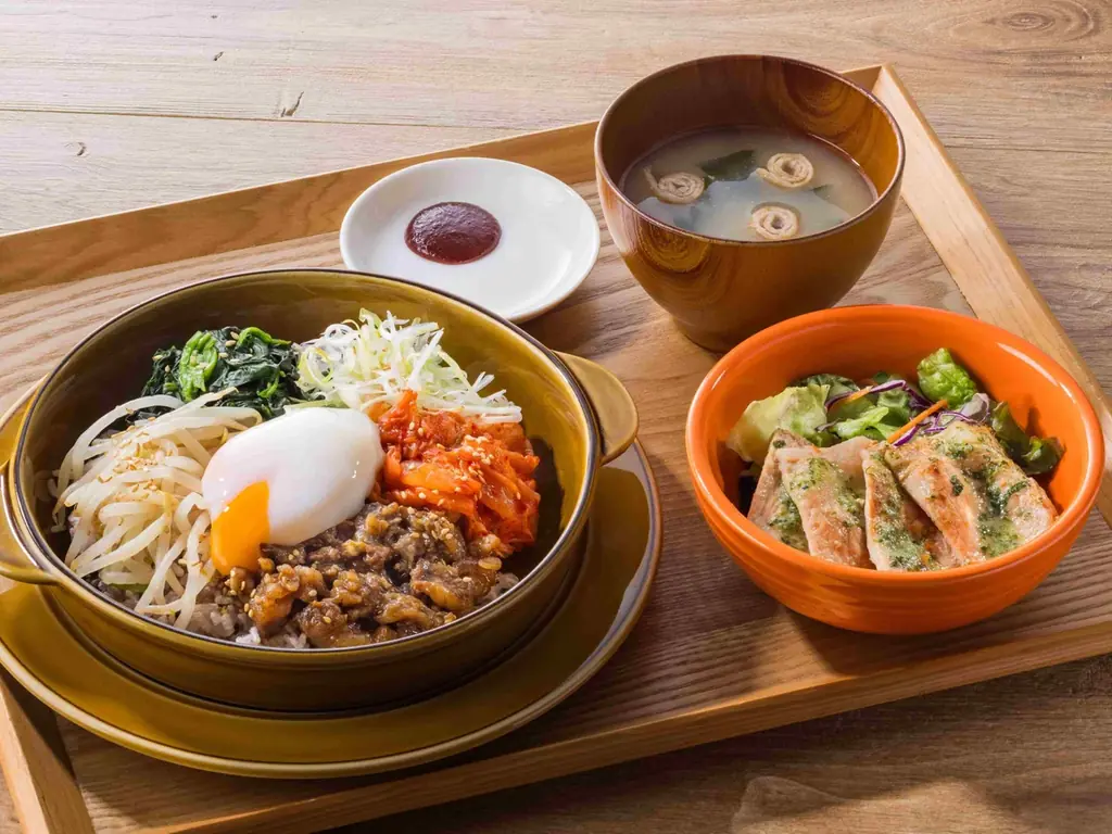 すかいらーくグループの“和・カフェ「chawan」”に人気の台湾&韓国FOODが新登場!“麻辣冷麺・旨辛焼きビビンバ”をお膳スタイルで 画像 3
