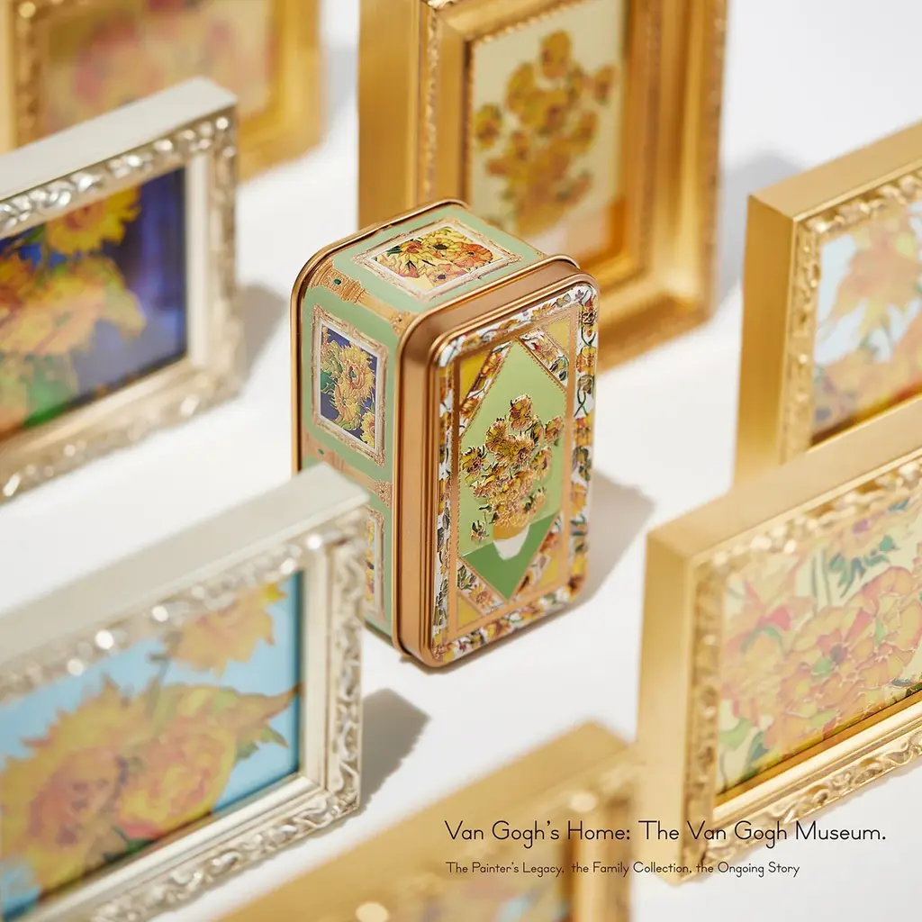 ゴッホのひまわり7作品が並ぶ “ミニチュア美術館” をイメージした『ひまわり缶』が、展覧会『ゴッホ展　家族がつないだ画家の夢』会場限定にて新発売。 画像 2