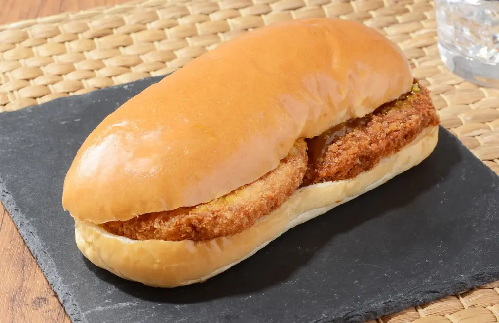 Pontaパス×ローソンコラボの新商品、「具!パン チキンカツ&メンチカツ カレーソース」「具!パン 塩焼きそば」を7月8日に発売 画像 2